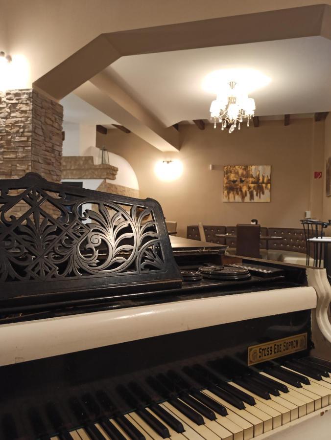 Eden Lounge Restaurant & Pension Veresegyház Buitenkant foto